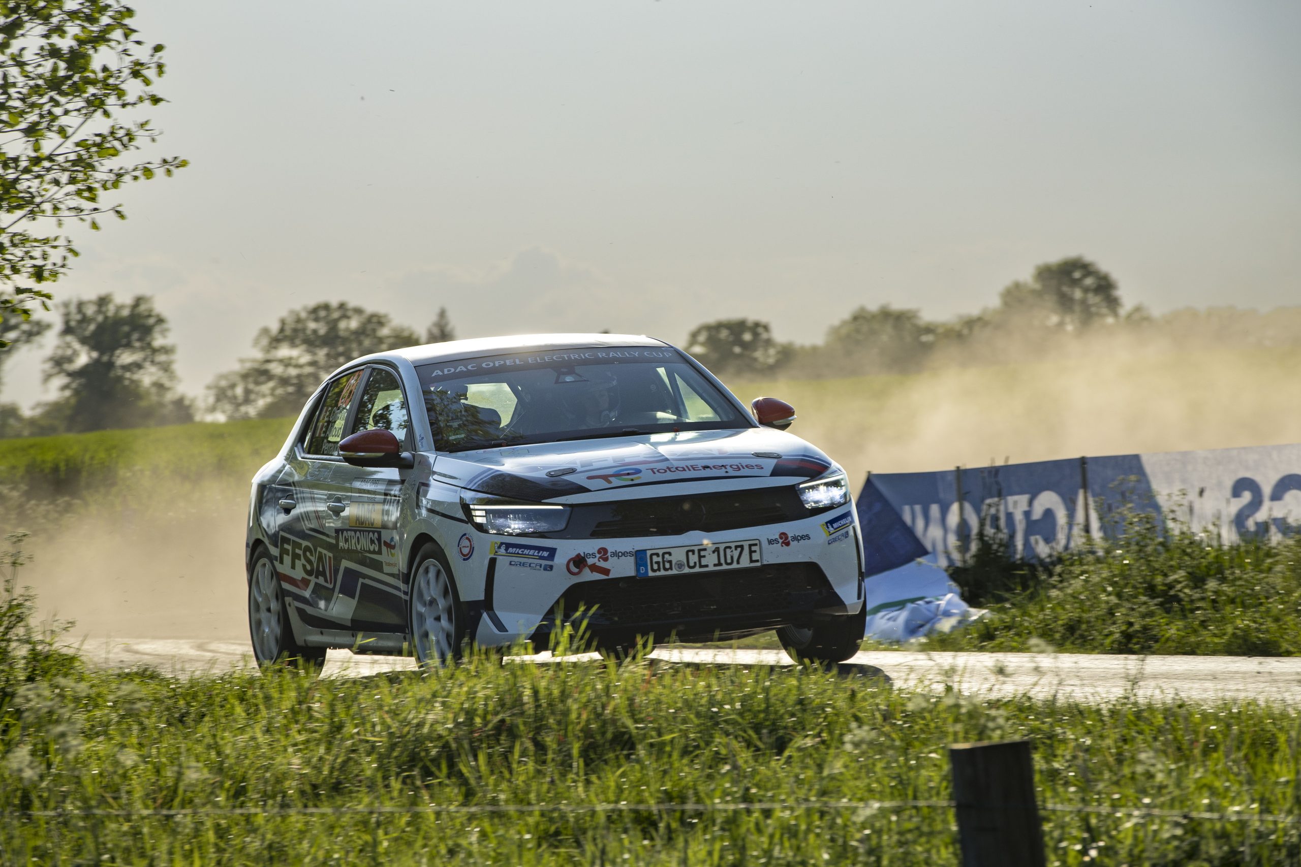 Início emocionante na ADAC Opel Electric Rally Cup de 2024